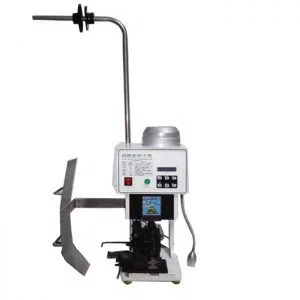  Krimp de AC-aansluiting naar de kabel om de kabelstaartstekker te maken.