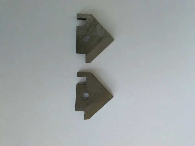 Coaxiale draadstripmachine voor roterende messen