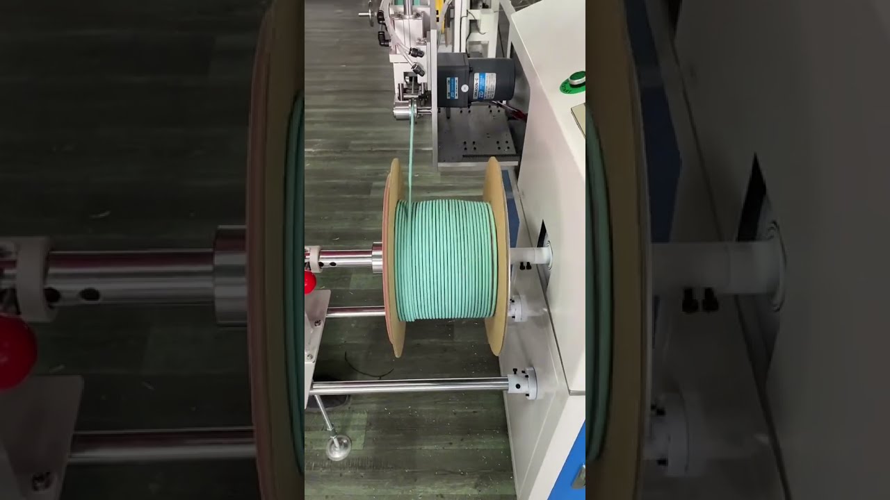 Veelzijdige draad- en buizenoproller: exacte metering voor bobbins en holle spoelen