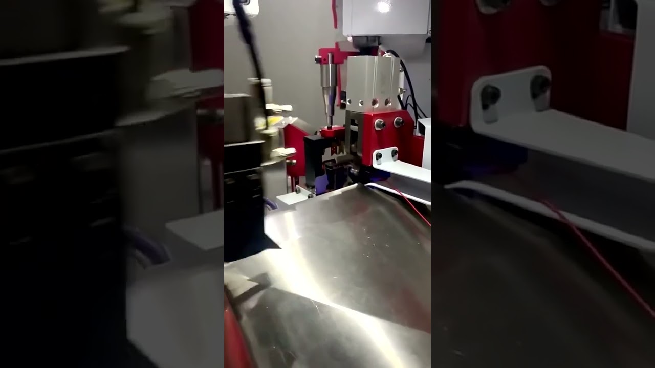 Volautomatische machine voor knippen, strippen en krimpen van AWG 18-32 draden (beide uiteinden)