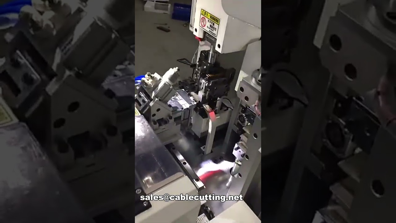 Automatische machine voor knippen, strippen en crimpen van beide uiteinden van lintkabels