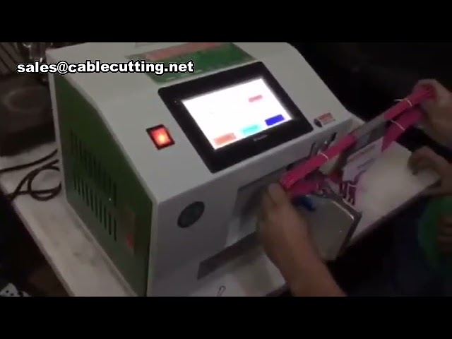 Automatische hangerbindmachine in actie