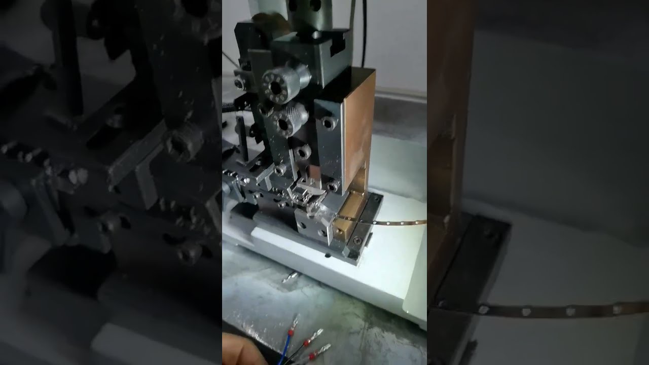 Echte beelden: Waterdichte stekkerinvoeging & kabelkrimpmachine in actie | Fabrieksautomatisering
