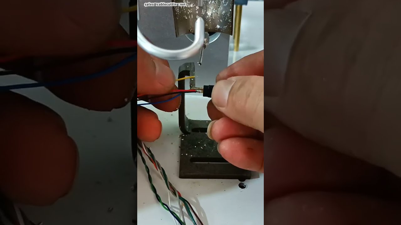 Semi-automatische soldeermachine voor micro-connectoren | Fabriek & CNC