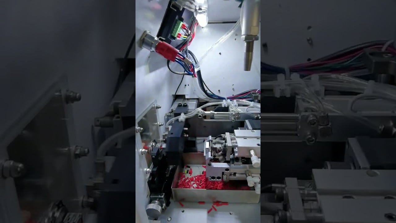 Krimpmachine voor buisconnectoren volledig afgesteld en getest – Echte productieshot #fabriek #machine