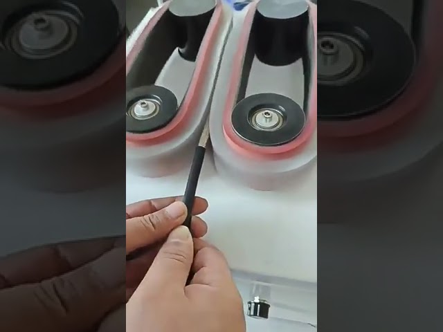Metaalomkabelde afgeschermde kabelborstel- & verspreidingsmachine met nylon-koperdraad balborstels op rupsbanden