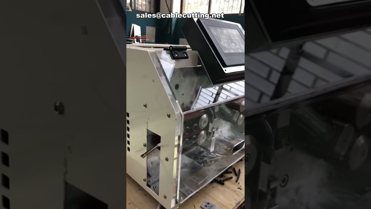 Automatische draadstripmachine voor platte en ronde kabels tot 30 mm² – Kabelstrip- en snijmachine