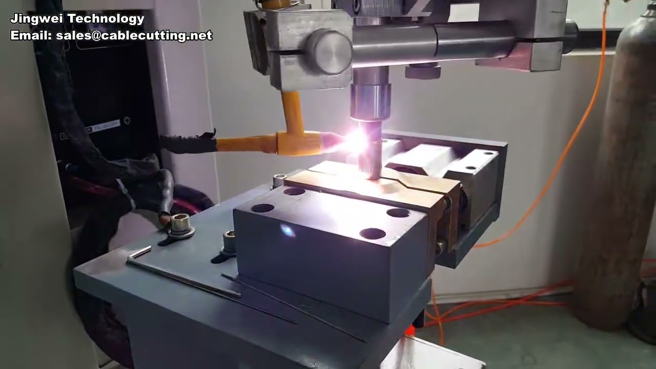 Servo-hydraulische 6-stations stalen stripvormmachine met geïntegreerde metaalcodering