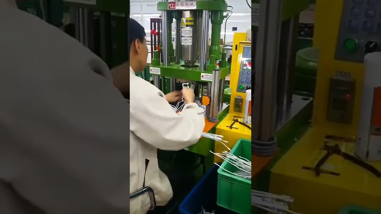 Kleine verticale kunststof spuitgietmachine - Moulding Machinery #fabriek #machine